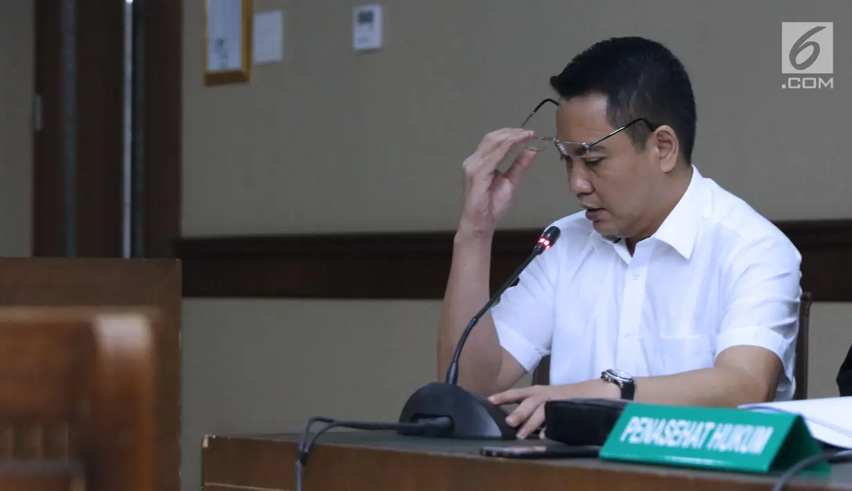 Terdakwa dugaan suap proyek Bakamla, Fayakhun Andriadi saat menjalani sidang lanjutan di Pengadilan Tipikor, Jakarta, Rabu (19/9). Sidang mendengar keterangan saksi Irvanto Hendra Pambudi, (Liputan6.com/Helmi Fithriansyah)
