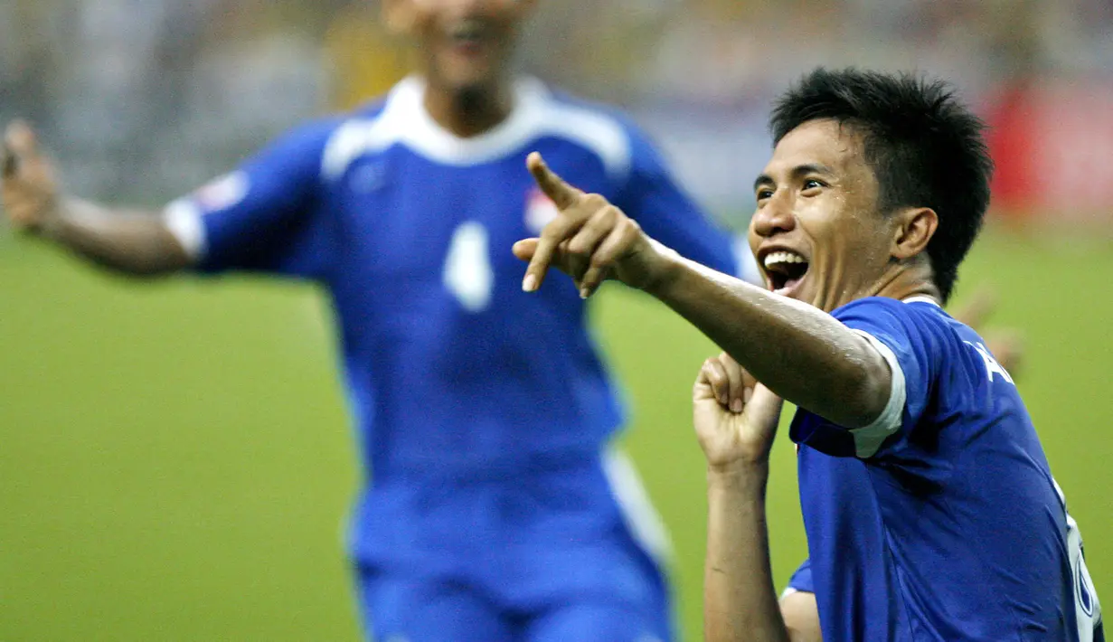 Noh Alam Shah. Eks striker Singapura berusia 42 tahun yang telah pensiun pada 2016 dan kini menjabat sebagai pelatih Tanjong Pagar United FC di kasta tertinggi Liga Singapura ini tercatat sebagai pemain dengan jumlah gol terbanyak kedua di Piala AFF sepanjang masa. Ia total mencetak 17 gol di Piala AFF dan pernah satu kali Menjadi top skor pada edisi 2007 dengan mencetak 10 gol. Catatan golnya hingga kini masih menjadi yang terbanyak dalam satu edisi Piala AFF. (AFP/Tengku Bahar)