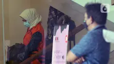 Desi Arryani (kiri) seusai menjalani pemeriksaan lanjutan di gedung KPK, Jakarta, Rabu (23/9/2020). Mantan Kepala Divisi III/Sipil/II PT Waskita Karya itu diperiksa sebagai tersangka dugaan korupsi 14 proyek fiktif pada PT Waskita Karya (Persero) periode 2009-2015. (Liputan6.com/Helmi Fithriansyah)