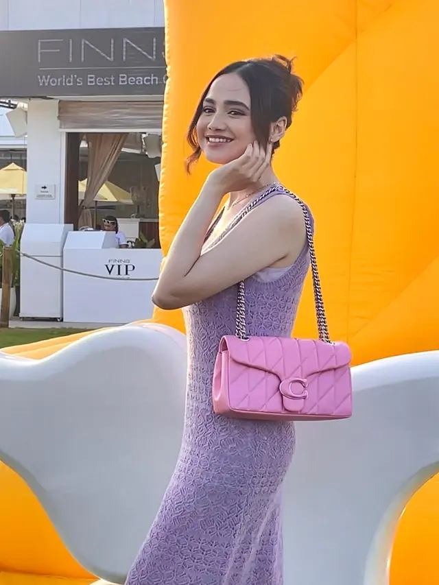 Coach Bawa Bouncy Tabby Inflatable Raksasa di FINNS Beach Club Bali