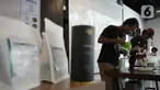 Penyaji kopi (barista) muda saat mengikuti ajang perlombaan meracik secara manual di Pusat Pelatihan Kerja Daerah (PPKD), Jakarta, Selasa (9/1/2024). (merdeka.com/Imam Buhori)