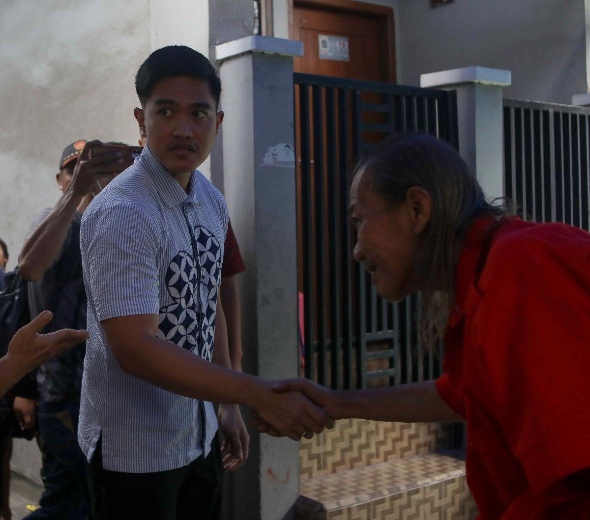 Ketua Umum Partai Solidaritas Indonesia (PSI) Kaesang Pangarep melakukan blusukan ke permukiman padat penduduk di kawasan Tanjung Priok, Jakarta Utara, Jumat (5/7/2024). Dalam kunjungan tersebut, putra bungsu Presiden Joko Widodo atau Jokowi itu menyempat