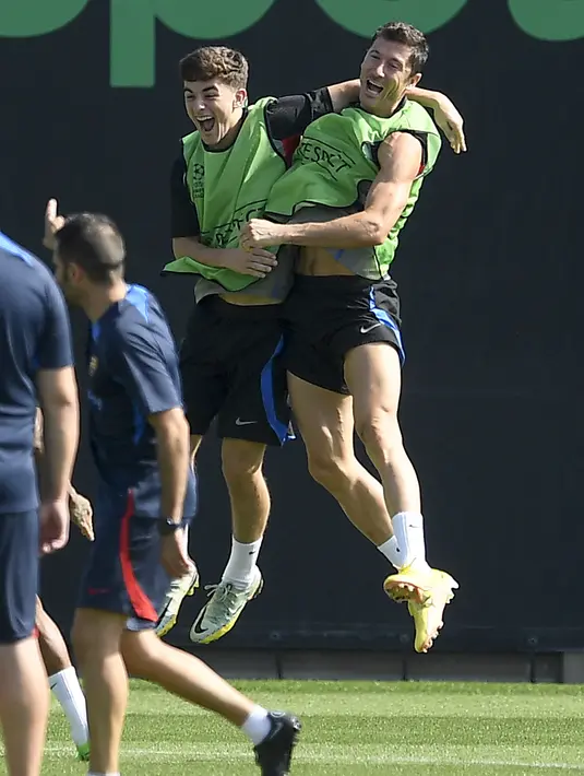 Pemain depan Barcelona Robert Lewandowski (kanan) dan rekannya Gavi melompat saat sesi latihan jelang ditantang Viktoria Plzen pada matchday 1 Grup C Liga Champions 2022/2023, di Ciudad Deportiva dekat Barcelona, Selasa (6/9/2022).  Dengan perbedaan kualitas skuad di antara keduanya, Barcelona seharusnya bisa melalui laga pertama ini tanpa kesulitan. (Josep LAGO / AFP)