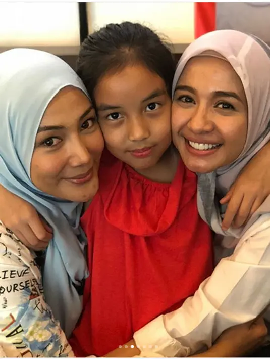 "Syukur Ya Allah.. meraikan hari kelahiran ku bersama insan yang istimewa dan bersama anakanda tersayangi 😢.. love all of you v much.. 💋💋💋💋❤️❤️❤️❤️," tulis mantan istri suami Laudya Cynthia Bella. (Instagram/errafazira)