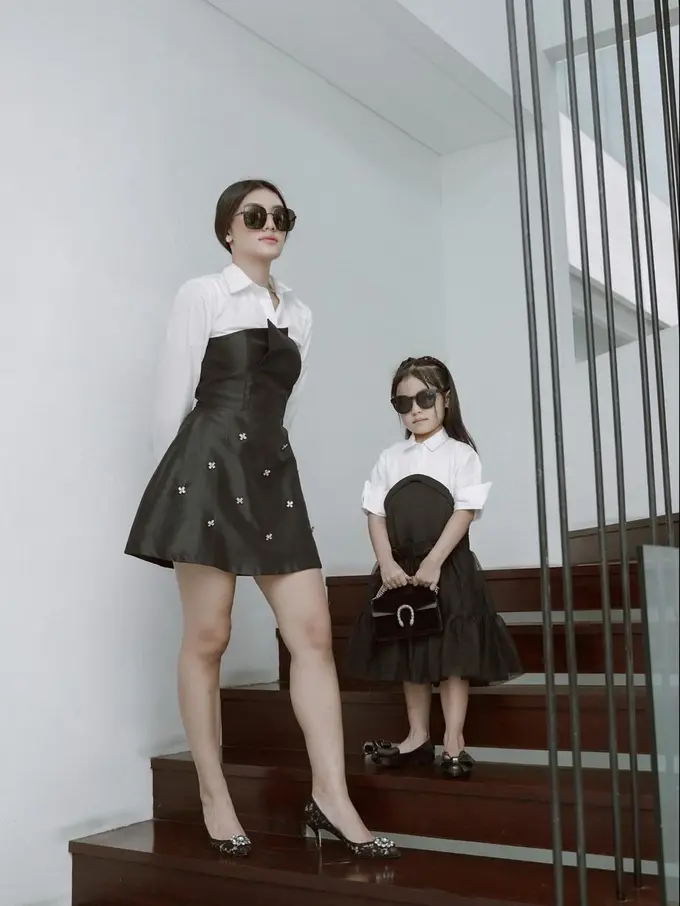 Outfit menggemaskan Anissa Aziza dan sang Putri yang terlihat Serasi