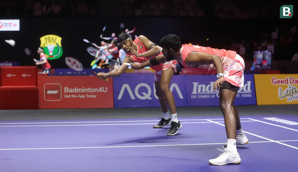 Ganda putra India, Satwiksairaj Rankireddy/Chirag Shetty saat melawan wakil Indonesia, Leo Rolly Carnando/Bagas Maulana pada pertandingan Indonesia Open 2025 di Istora Senayan Jakarta, Selasa (3/6/2025). (Bola.com/M Iqbal Ichsan)
