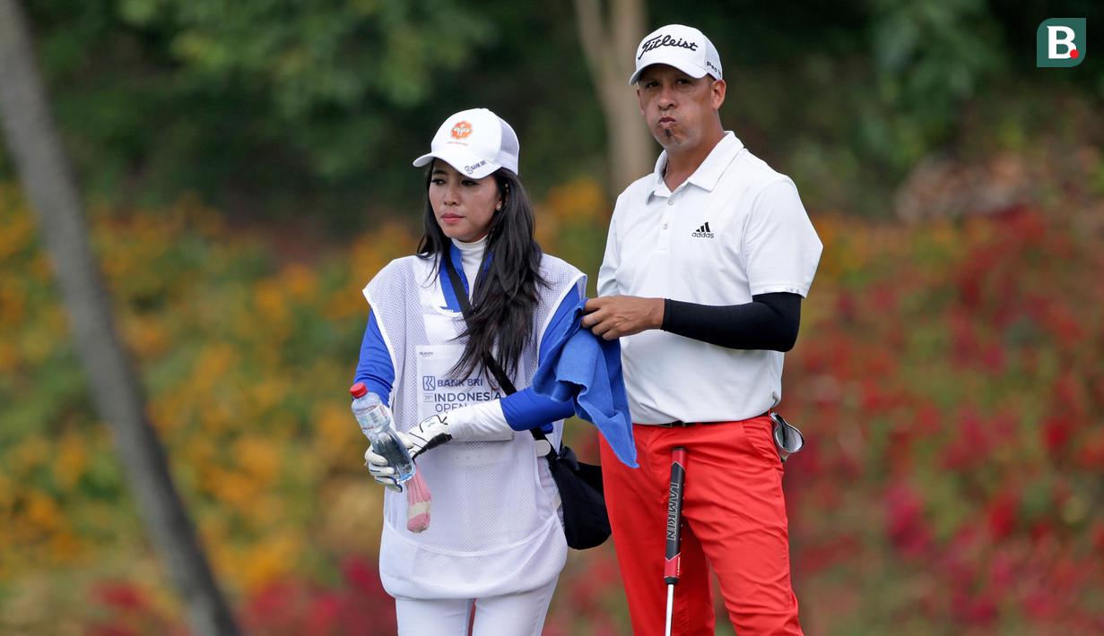 Miguel Carbello pegolf Argentina yang menjadi juara BRI Indonesia Open 2019 didampingi caddie-nya pada hole ketiga. (Bola.com/Peksi Cahyo)