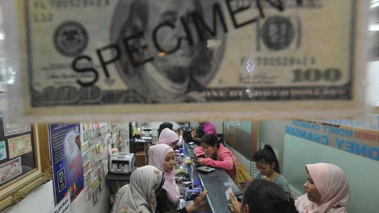 Rupiah tembus Rp 14.000, warga serbu money changer