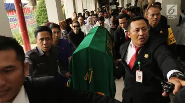  Jenazah Julia Perez saat dibawa ke mobil jenazah di RSCM, Jakarta, Sabtu (10/6). Artis yang kerap disapa Jupe itu menghembuskan napas terakhir di Rumah Sakit Cipto Mangunkusumo (RSCM), pada Sabtu 10 Juni 2017. (Liputan6.com/Herman Zakharia)