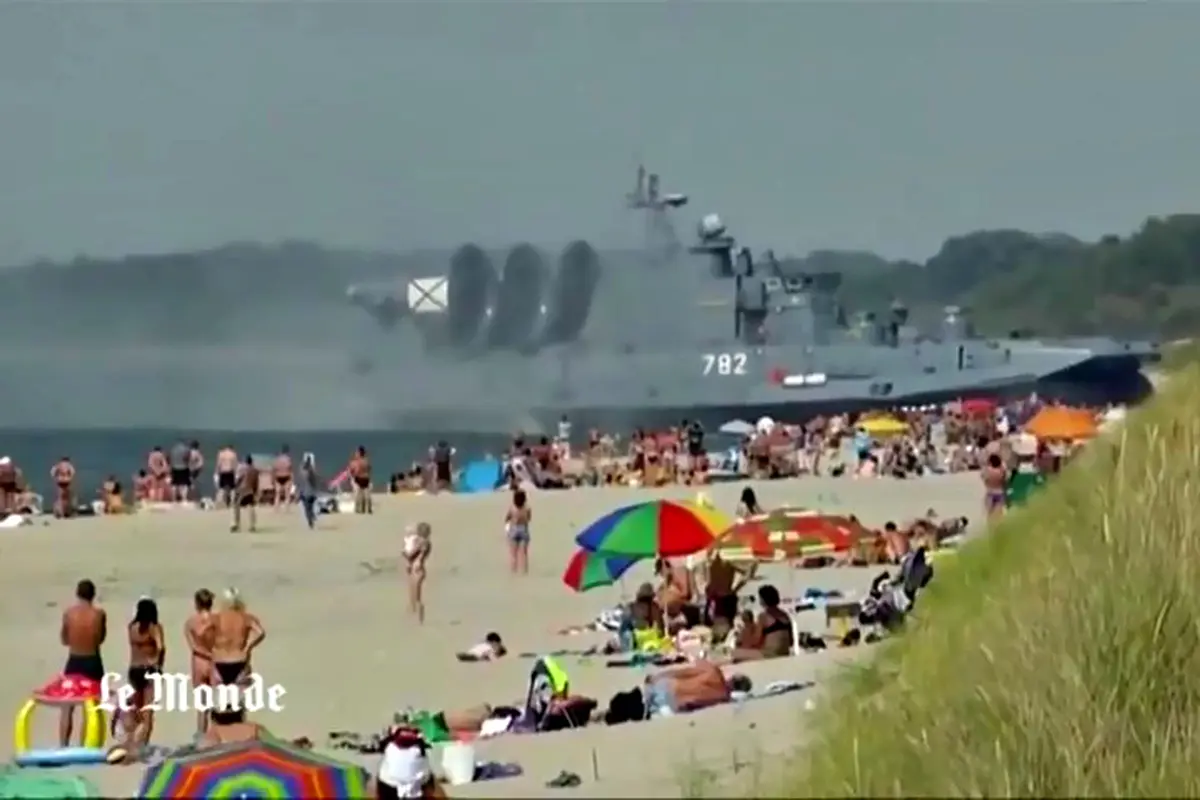 Wow, Kapal Militer Berlabuh di Pantai Wisata 