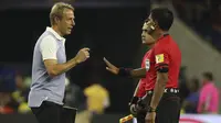 Pelatih Amerika Serikat, Jurgen Klinsmann memprotes keputusan wasit saat melawan Argentina pada laga semifinal Copa America Centenario 2016 di Stadion NRG, Houston,Texas, Rabu (22/6/2016) WIB. (Mandatory Credit: Kevin Jairaj-USA TODAY Sports)