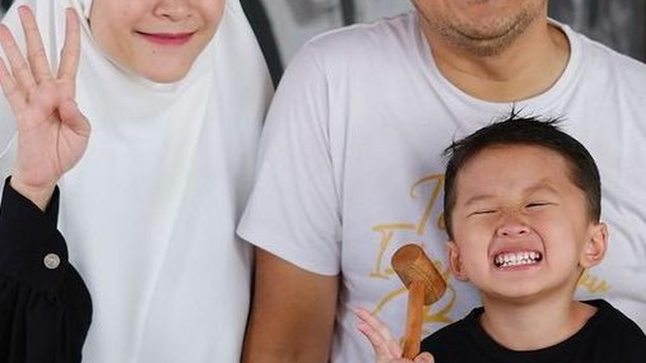 "mulai jam 20.00 setelah nebu kok dia tidurnya ga nyaman, bangun terus, ngigo, akhirnya setelah cek saturasi bener aja ga bagus sampai 89," tulis Zaskia Adya Mecca.