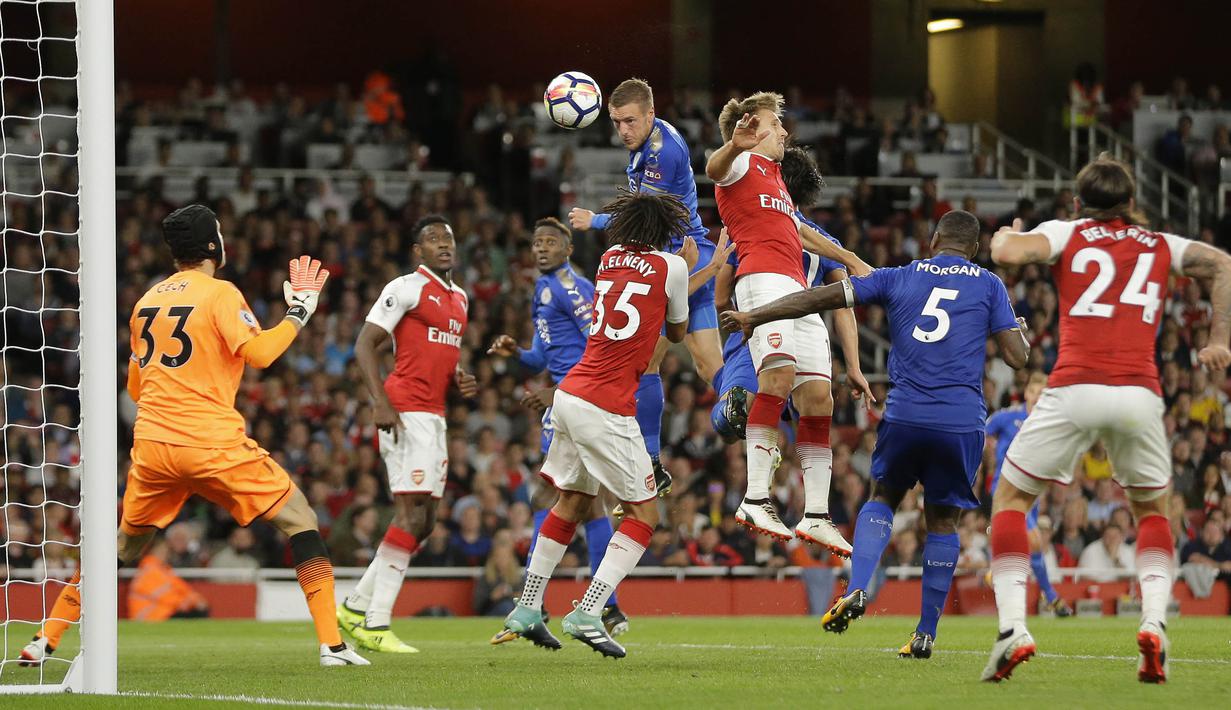 Striker Leicester, Jamie Vardy, melepaskan sundulan saat melawan Arsenal  pada laga Premier League di Stadion Emirates, London, Jumat (11/8/2017). Arsenal menang 4-3 atas Leicester. (AP/Alastair Grant)