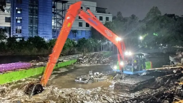 Dinas Lingkungan Hidup (DLH) DKI Jakarta menjalankan operasi pembersihan dampak dari banjir beberapa hari lalu. Salah satunya, membersihkan sumbatan sampah di sejumlah titik aliran Sungai Ciliwung dan 12 sungai lainnya yang melintasi Jakarta.