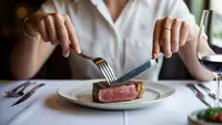 Cara Makan Steak dengan Garpu dan Pisau yang Benar ala Gaya Amerika dan Eropa