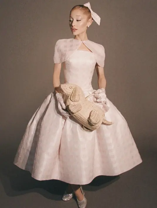 Nuansa retro chic juga terlihat pada tampilan Ariana Grande di Los Angeles. Ia mengenakan gaun mengembang rancangan Thom Browne. [Foto: Instagram/ Ariana Grande]