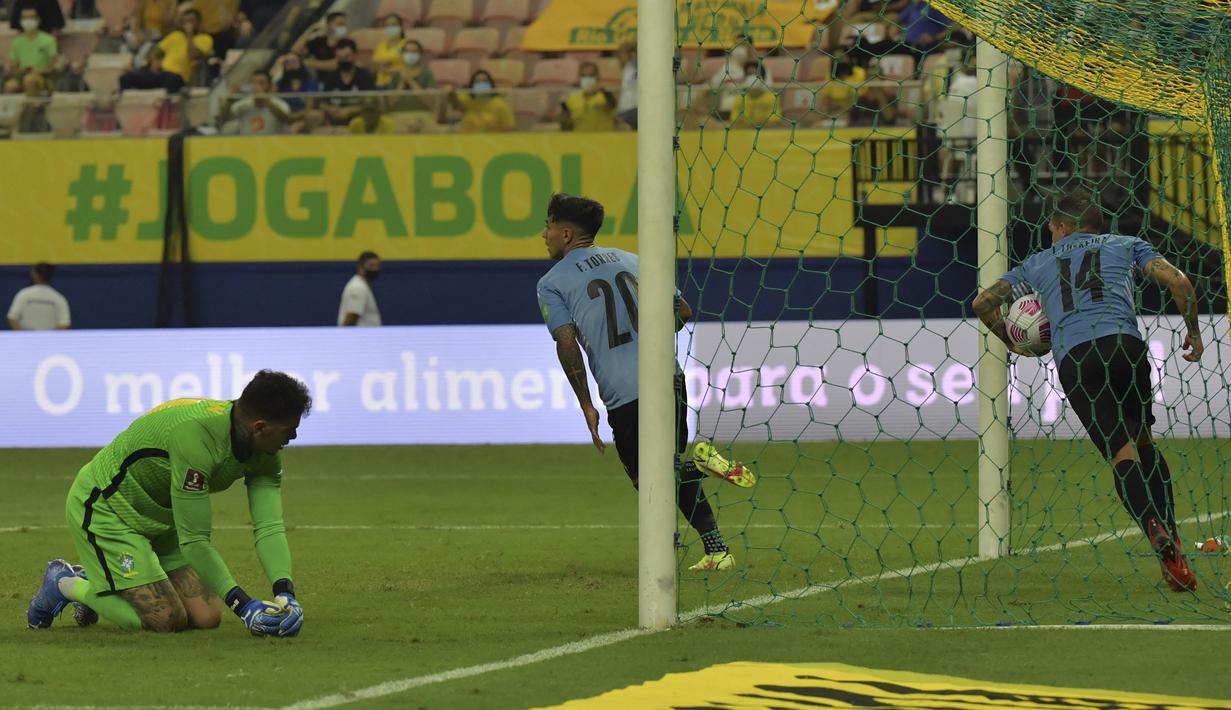 Uruguay akhirnya mampu memperkecil kedudukan menjadi 1-3 pada menit ke-77. Eksekusi tendangan bebas Luis Suarez (tidak nampak) bersarang di pojok kanan gawang Ederson setelah melewati sela-sela pagar hidup para pemain Brasil. (AFP/Nelson Almeida)