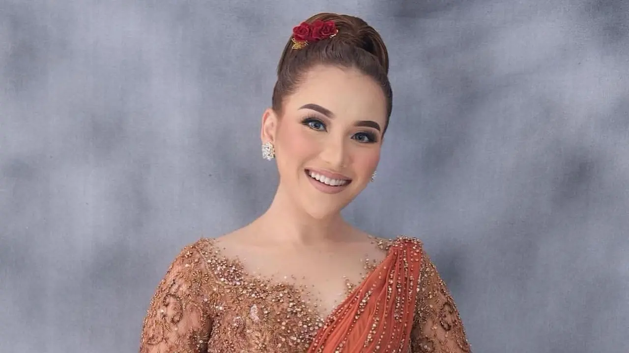 6 Gaya Ayu Ting Ting Pakai Busana Rancangan Ayung berinda hingga Hari Pertunangannya