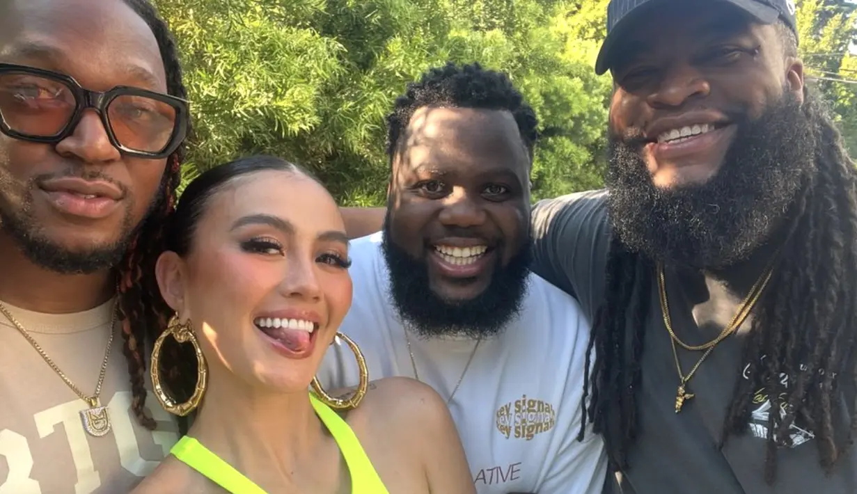 Dengan crop top bernuansa neon, Agnez terlihat begitu memikat dengan tampilan serunya.  [Foto: Instagram/ Agnez Mo]