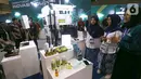 Pengunjung melihat produk di booth Pameran Startup Teknologi dan Inovasi Industri Anak Negeri, Jakarta, Kamis (3/10/2019). Pembinaan dan pengembangan startup teknologi tersebut berasal dari perguruan tinggi, lembaga penelitian dan pengembangan, industri, serta masyarakat umum. (Liputan6.com/HO/Bon)