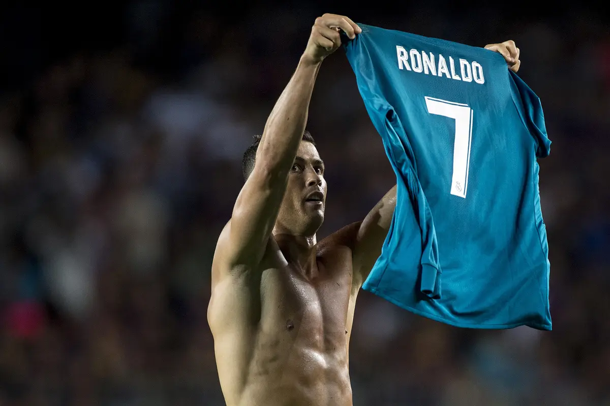 Ronaldo Angkat Jersey Usai Mencetak Gol
