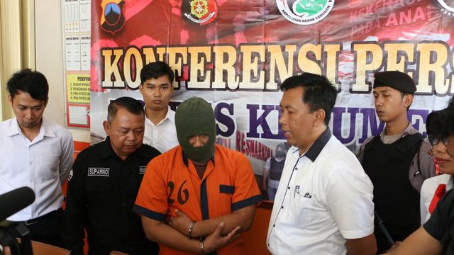 Tersangka pencabulan anak di bawah umur, HS (53) alias Kanjeng Sultan ditahan di Polres Kebumen. (Foto: Liputan6.com/Polres Kebumen/Muhamad Ridlo)