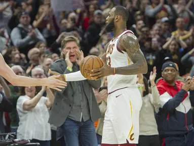 Pebasket Cleveland Cavaliers, LeBron James dan Kevin Love, merayakan kemenangan atas New Orleans Pelicans pada laga NBA di Quicken Loans Arena, Sabtu (31/3/2018). Cavaliers menang 107-102 atas Pelicans. (AP/Phil Long)