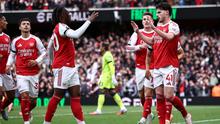 Gelandang Arsenal, Declan Rice (kanan), merayakan gol yang dicetaknya ke gawang West Ham United dalam laga lanjutan Premier League 2025/2026 di Emirates Stadium, Sabtu (4/10/2025) malam WIB. (HENRY NICHOLLS / AFP)