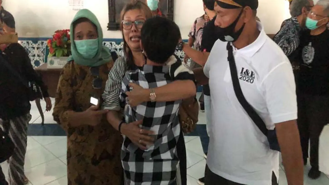 GKR Rumbai dan Gusti Moeng bisa keluar dari Keraton Solo, Sabtu (13/2/2021) siang. (Solopos-Ichsan Kholif Rahman)