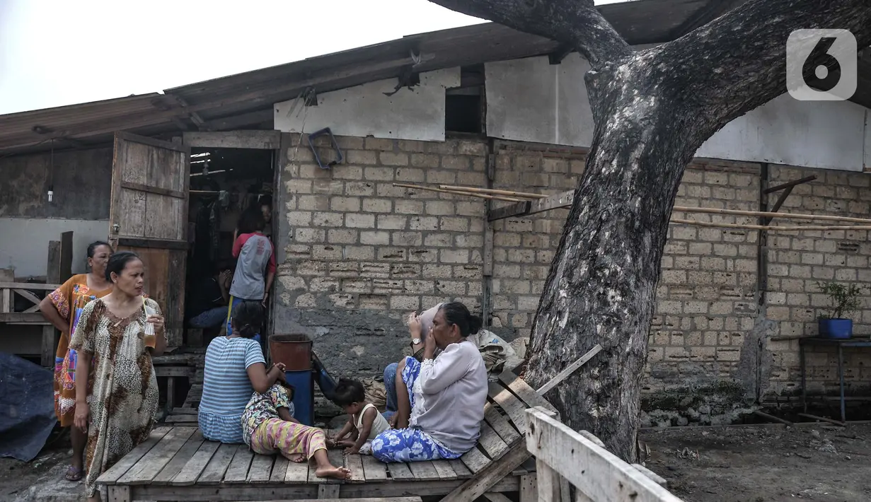 Aktivitas warga di perkampungan kumuh kawasan Semper, Cilincing, Jakarta, Selasa (12/10/2021). Data Badan Pusat Statistik (BPS) Provinsi DKI Jakarta per September 2021 mencatat, jumlah penduduk miskin di Ibu Kota mencapai 362 ribu jiwa. (merdeka.com/Iqbal S. Nugroho)