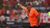 Pelatih Persija Jakarta, Julio Banuelos, saat melawan PSS Sleman pada laga Liga 1 2019 di Stadion Patriot, Rabu (3/7).  Persija menang 1-0 atas PSS Sleman. (Bola.com/Yoppy Renato)