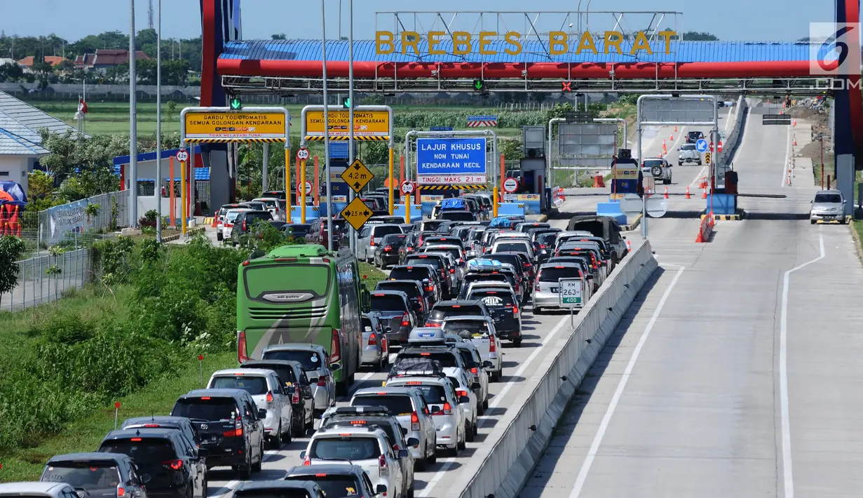 Situasi jelang gerbang keluar Tol Brebes Barat, Jawa Tengah, Sabtu (23/12). Untuk mengurangi kemacetan di pintu Tol Brebes Timur petugas mengalihkan arus lalu lintas keluar Tol Brebes Barat. (Liputan6.com/Helmi Fithriansyah)