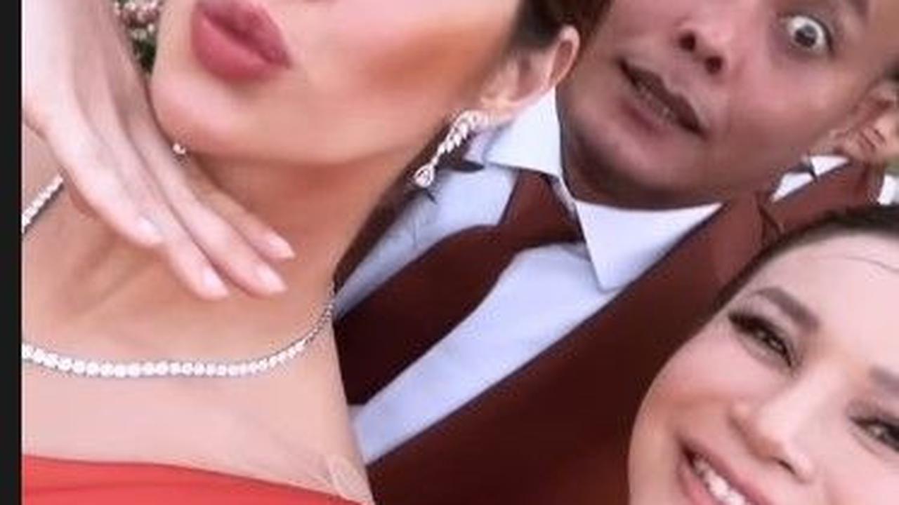 Nia tampil cantik mengenakan dress terracotta.