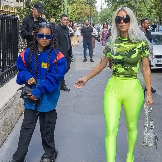 Kim Kardashian dan North West Eksis di Paris Fashion Week 2023, Kompak Pakai Anting Hidung Nyentrik