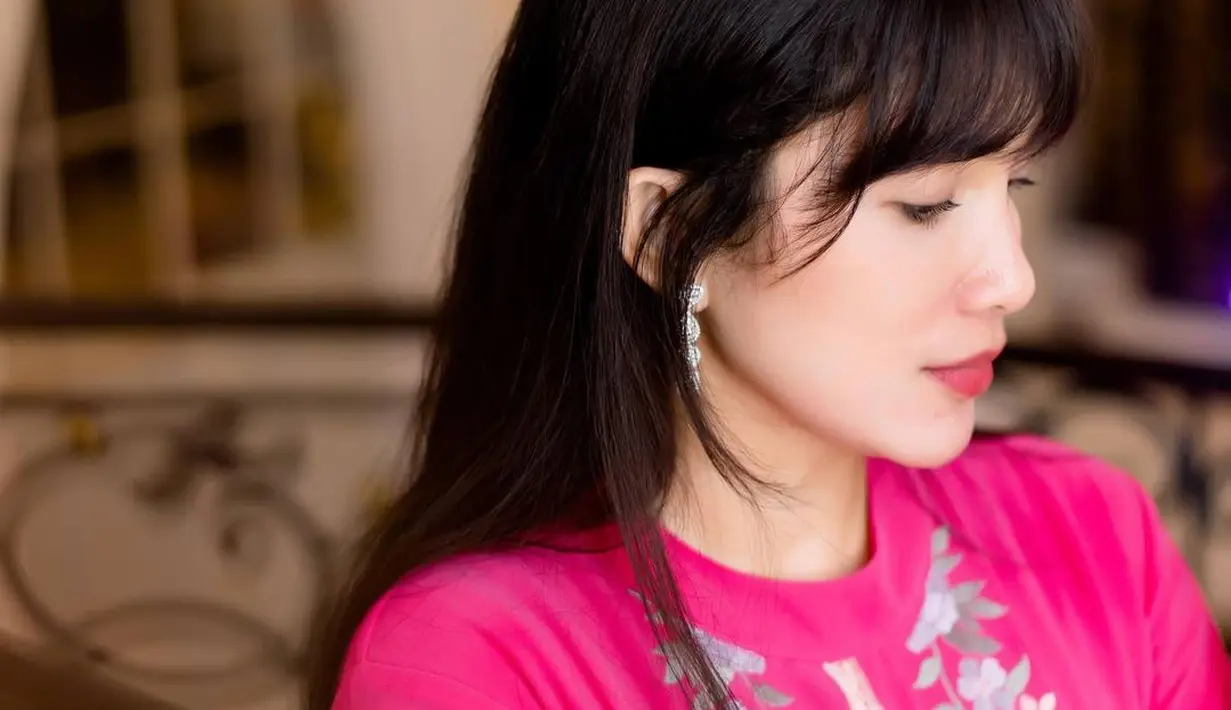 Diambil seperti foto candid, wajah Ussy hanya terlihat dari samping. Tapi bukankah potret dirinya ini tetap luar biasa cantik, Sahabat FIMELA? Di sini Ussy juga tak banyak mengenakan riasan wajah, hanya lipstik dengan warna senada outfitnya dan gaya rambut berponinya yang semakin membuatnya tampak awet muda. Foto: Instagram.