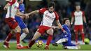 Pemain Chelsea, Cesc Fabregas (kanan) gagal menhalau bola dari kaki pemain West Bromwich Albion, Claudio Yacob pada lanjutan Premier League di Stamford Bridge stadium, London, (12/2/2018). Chelsea menang 3-0.  (AP/Alastair Grant)