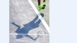Bayangan petenis putri Kanada, Eugenie Bouchard, saat melakukan servis ke arah petenis AS, Alison Riske, dalam babak pertama Turnamen Tenis AS Terbuka di New York, AS. (31/8/2015). (EPA/Jason Szenes)