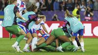 Selebrasi skuad Timnas Inggris usai menang adu penalti atas Swedia dalam laga babak 8 besar Euro Wanita 2025, Jumat (18/7/2025). (AP Photo/Martin Meissner)