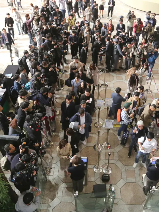 Anggota rombongan kelompok seni Korea Selatan bersiap berangkat menuju Pyongyang, Korea Utara dari Bandara Internasional Gimpo, Seoul, Sabtu (31/3). Rombongan penyanyi dan musisi K-pop akan tampil dalam sebuah konser di Pyongyang. (AP/Ahn Youg-joon)