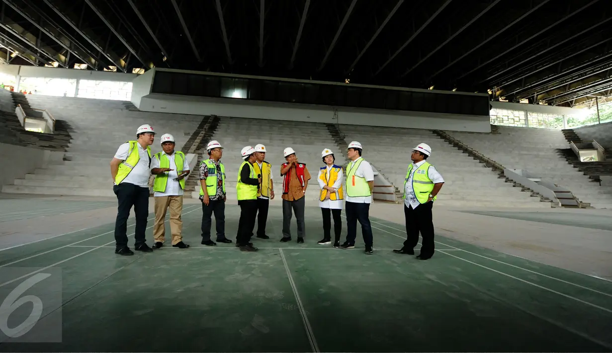 Wakil Presiden, Jusuf Kalla (rompi merah) melihat perkembangan proyek renovasi Istora Senayan di kawasa Stadion Gelora Bung Karno, Jakarta, Minggu (26/3). Peninjauan ini terkait persiapan pelaksanaan Asian Games 2018. (Liputan6.com/Helmi Fithriansyah)