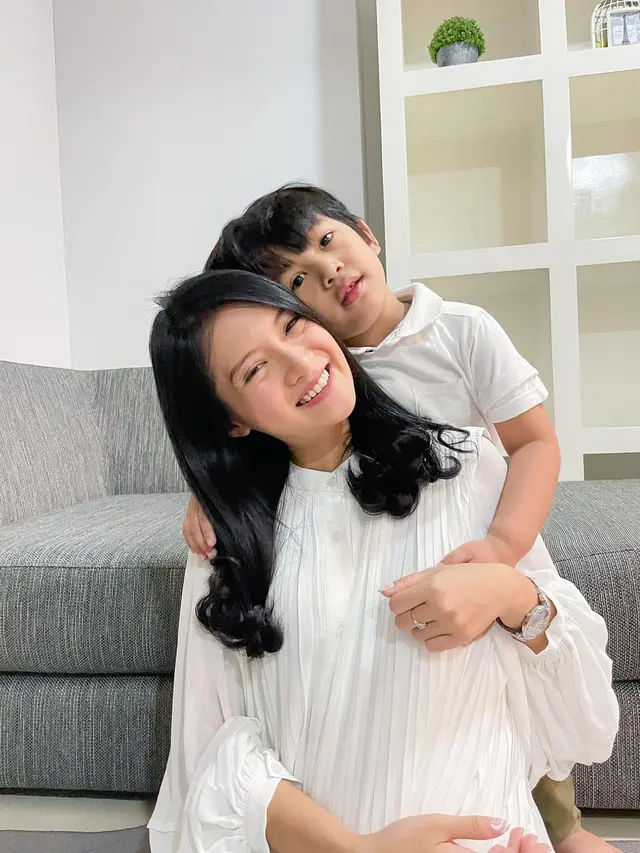 Jadi Single Mom Tangguh, Ini 7 Potret Terbaru Vinessa Inez dan Buah Hati