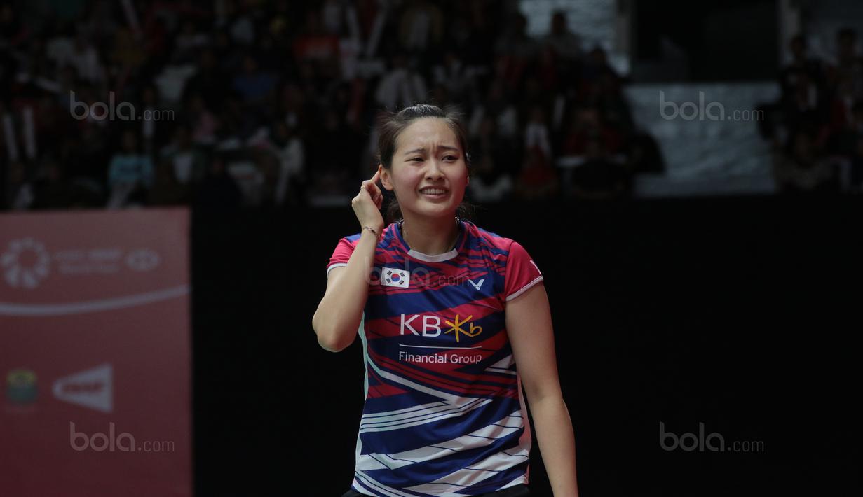 Chae Yoo-jung memberikan isyarat tidak bisa mendengar kepada pelatih saat melawan Greysia/Apriyani pada perempatfinal Daihatsu Indonesia Master 2018 di Istora Senayan, Kamis (26/1/2018). Greysia/Apriyani menang 21-16,21-15 (Bola.com/Nick Hanoatubun)
