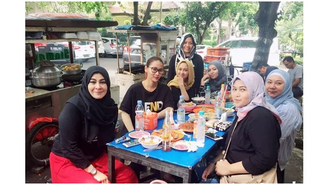 Inul saat berkumpul dengan teman sekolahnya, ia menikmati makanan yang dijual di pinggir jalan.