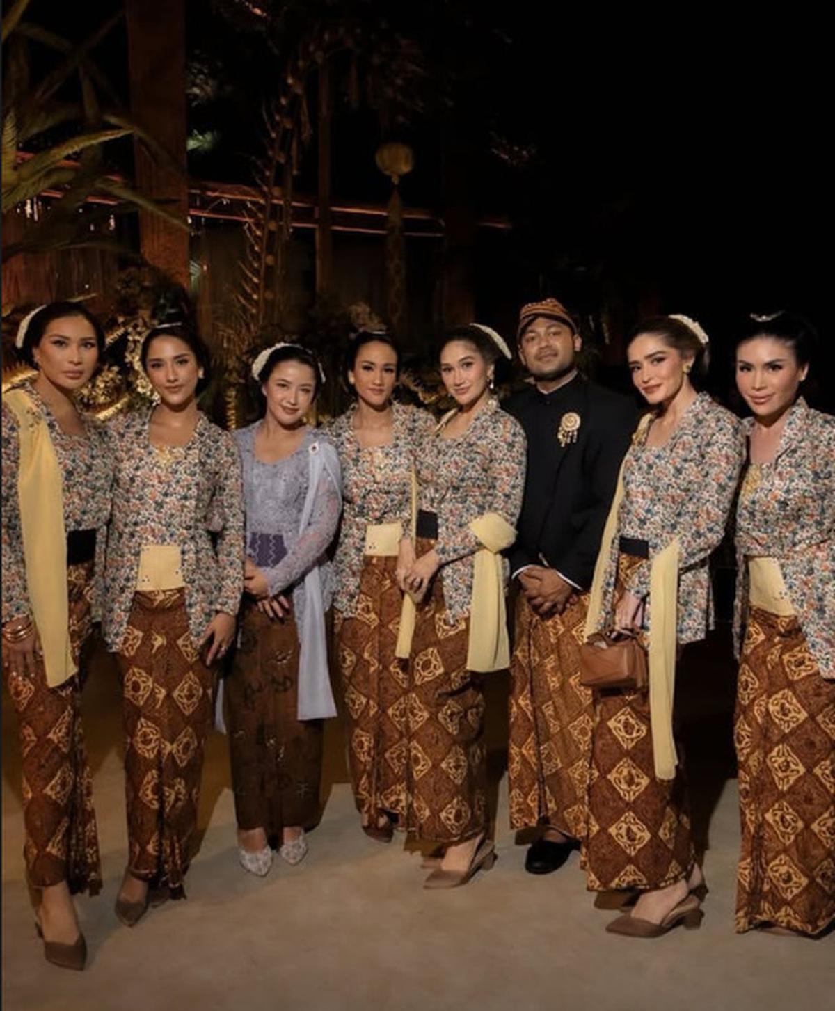 5 Potret Yasmine Wildblood Pakai Kebaya Floral dan Konde Pirang di Pernikahan Keluarga Cendana
