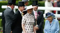 Ratu Elizabeth II, Sophie, Countess of Wessex, dan Pangeran Edward, Earl of Wessex, menghadiri hari pertama pertemuan pacuan kuda Royal Ascot, di Ascot, barat London, pada 18 Juni 2019. (ADRIAN DENNIS / AFP)