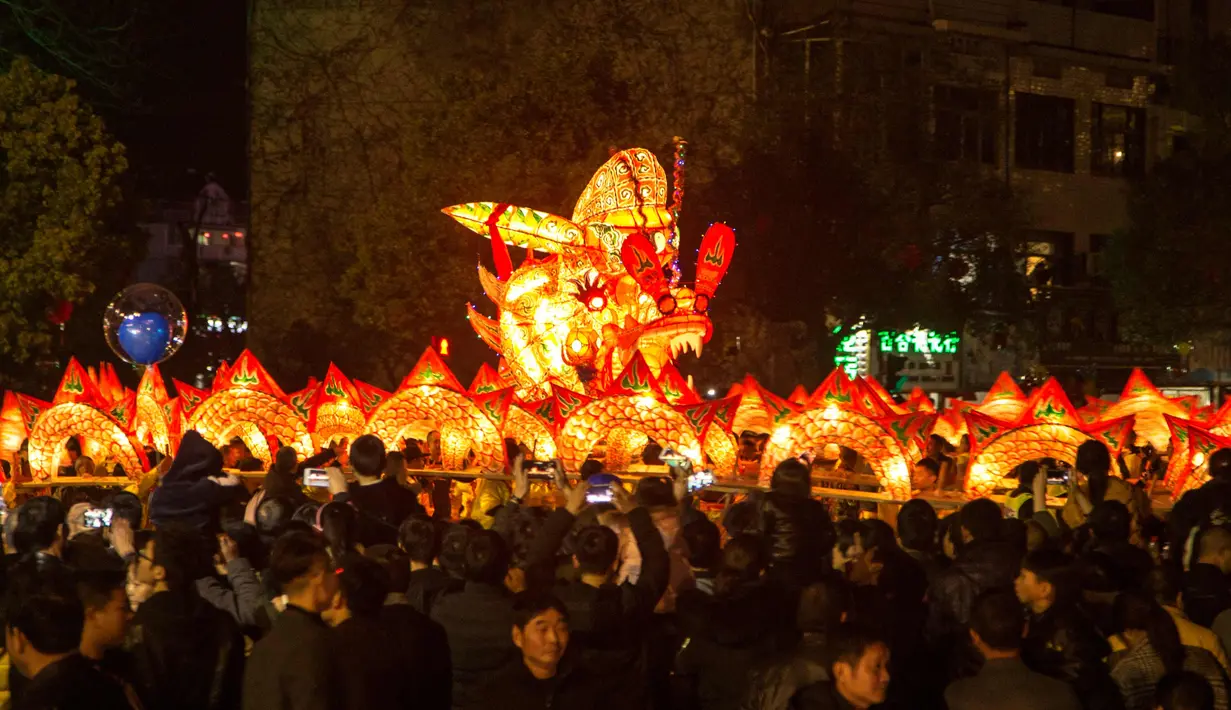 Tarian naga dipertunjukan selama festival lentera China di Yunhe di provinsi timur China Zhejiang (1/3). Festival ini jatuh pada 2 Maret, yang menandai berakhirnya perayaan untuk periode Tahun Baru Imlek. (AFP Photo)