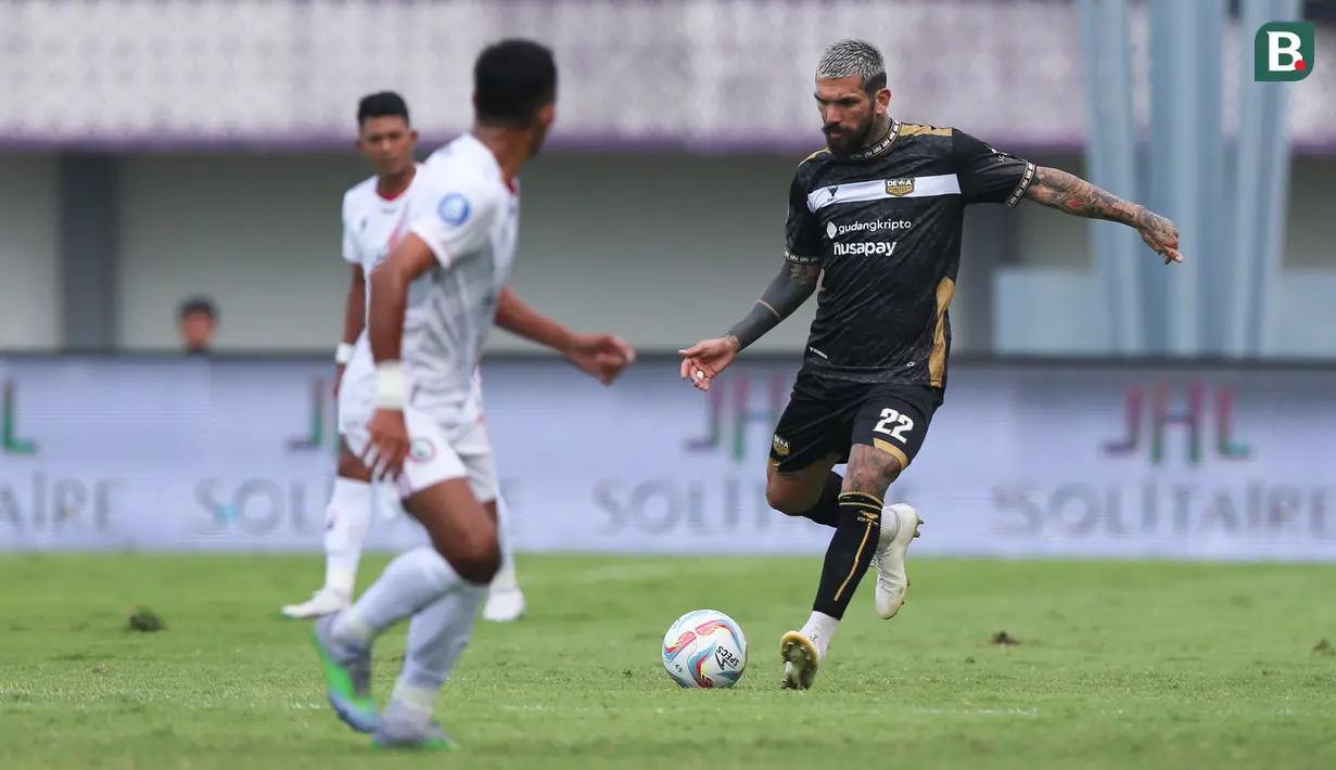 <p>Pemain Dewa United, Dimitrios Kolovos berusaha mengumpan bola pada laga pekan pertama BRI Liga 1 2023/2024 antara Dewa United melawan Arema FC di Stadion Indomilk, Tangerang, Minggu (2/7/2023). (Bola.com/Bagaskara Lazuardi)</p>