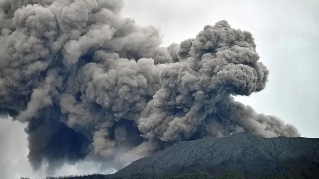 Potret Gunung Marapi saat erupsi (Sumber: ANTARA FOTO/Iggoy el Fitra)