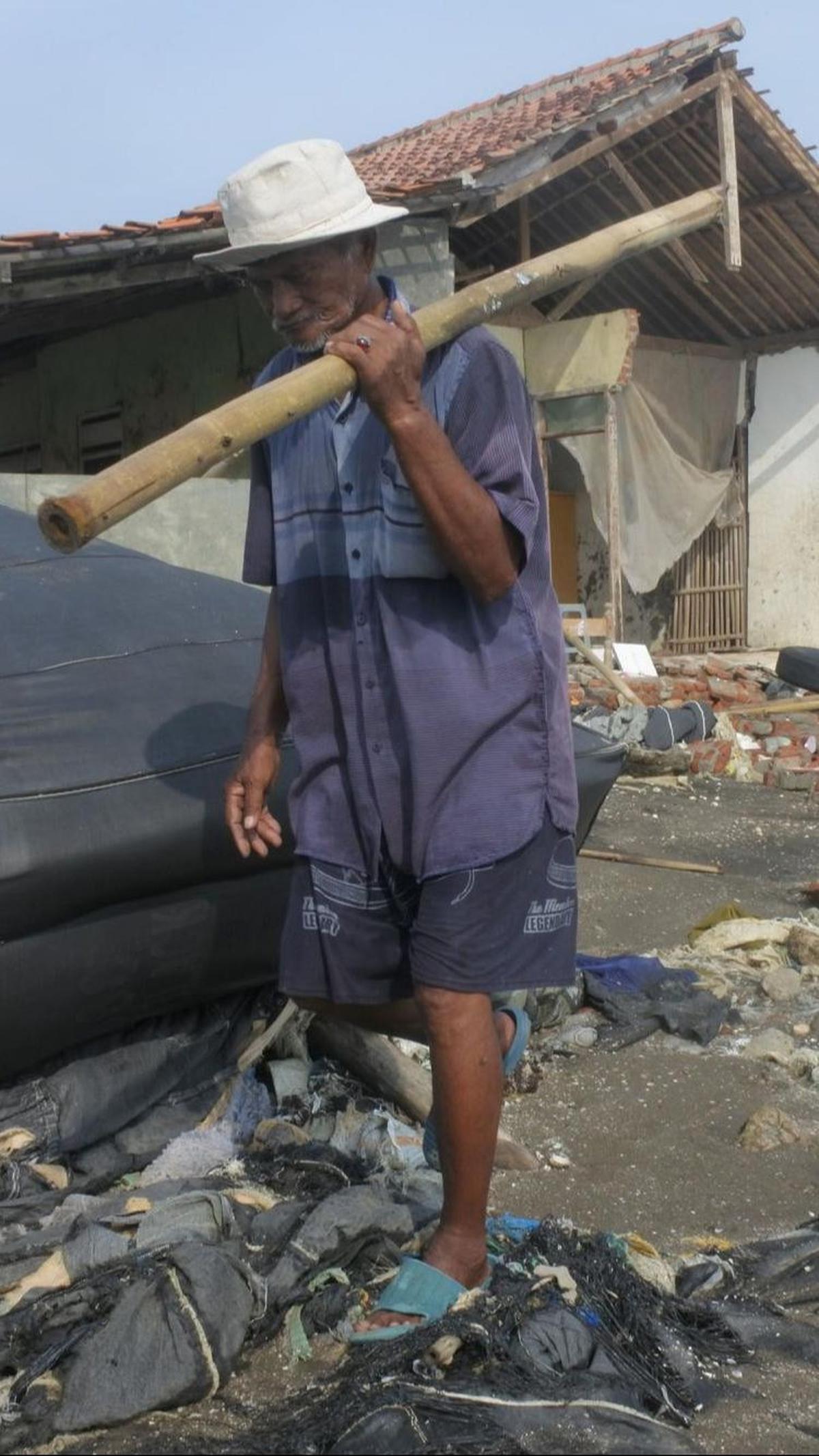 Keluarga Kakek Carmad mengaku, "Kami hanya di data tapi memang belum semua keluarga yang menerima bantuan rumah jadi oleh pemerintah setempat dikarenakan secara bergilir untuk relokasi rumah baru". Foto: merdeka.com / Imam Buhori