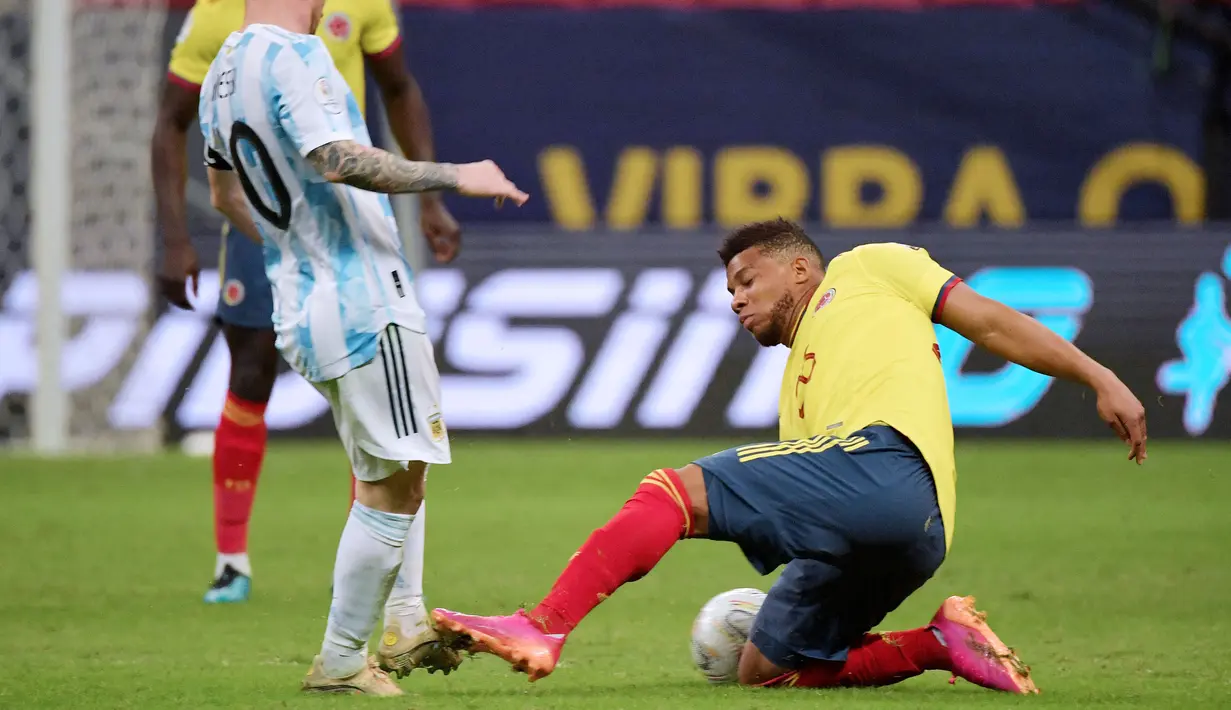 Momen Lionel Messi mengalami luka terjadi pada menit ke-54. Saat itu La Pulga, mendapatkan tekel keras dari bek Kolombia, Frank Fabra. (Foto:AFP/Nelson Almeida)